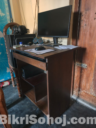 আকর্ষণীয় কম্পিউটার টেবিল (ফ্রেশ কন্ডিশন) - আর্জেন্ট সেল